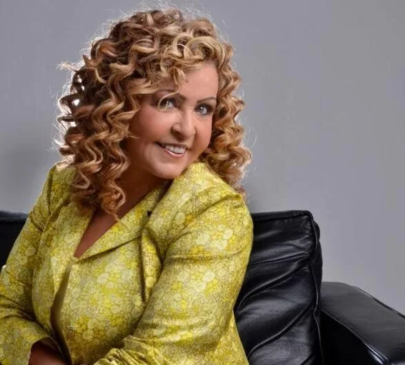 Shirley Carvalhaes - Biography