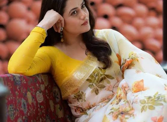 Girija Oak Biography: Age, Husband, Height, Net Worth, Parents, Siblings, Kids, Movies, TV Shows, Awards, Ethnicity