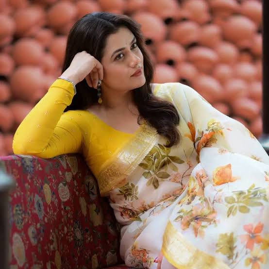 Girija Oak Biography: Age, Husband, Height, Net Worth, Parents, Siblings, Kids, Movies, TV Shows, Awards, Ethnicity