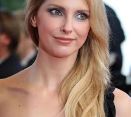 Frédérique Bel Biography: Height, Net Worth, Age, Ethnicity, Awards, Movies, Boyfriend