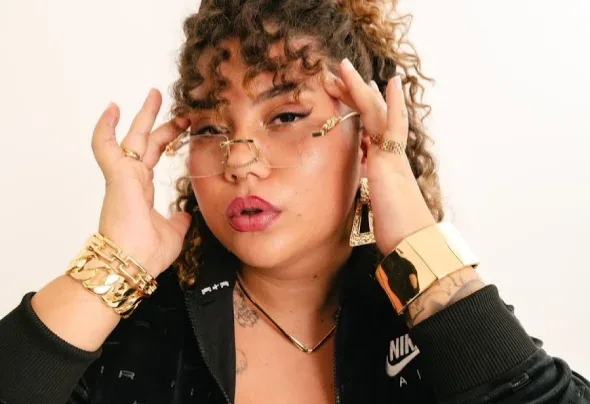 Mac Júlia - Biography