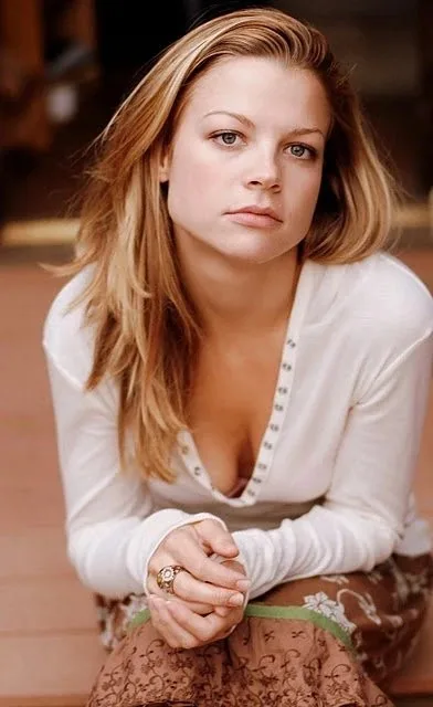 Stephanie Lemelin Biography: Height, Net Worth, Husband, Age, Parents, Movies, Ethnicity