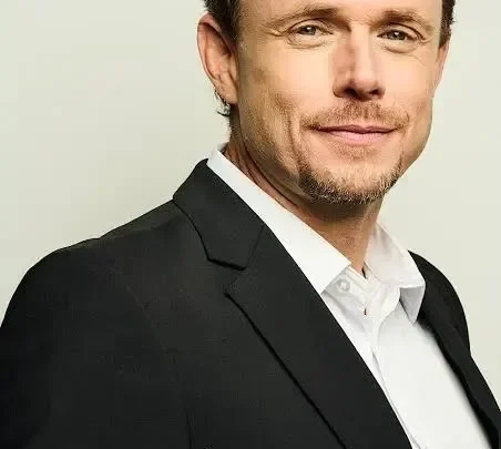 Bradley Snedeker Biography: Height, Movies, Wife, Age, Ethnicity, Net Worth, Religion, Instagram