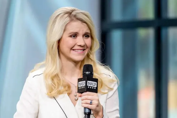 Elizabeth Smart Biography: Net Worth, Age, Husband, Wiki, Height, Parents, Kids, Awards, Journalism