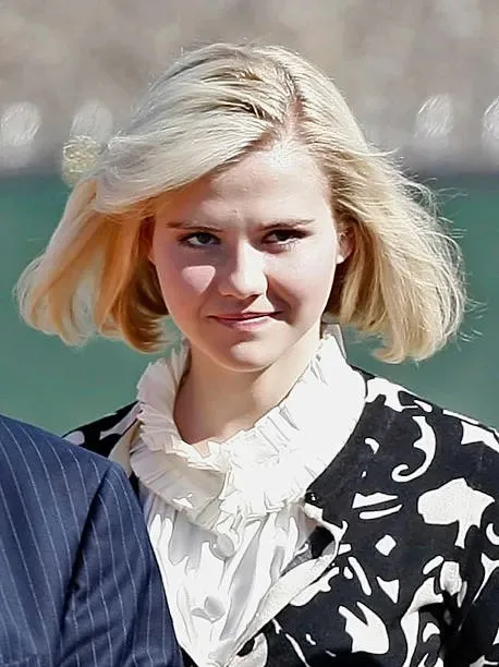 Elizabeth Smart - Biography