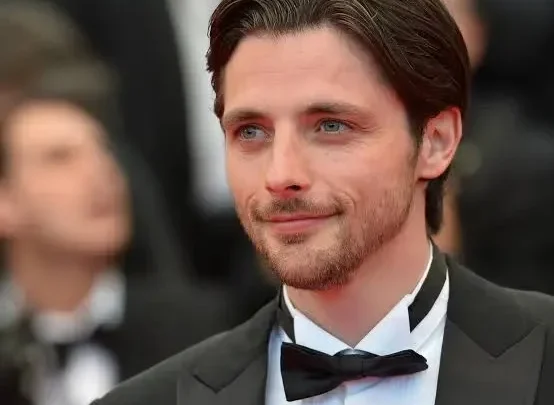 Raphaël Personnaz Biography: Net Worth, Girlfriend, Height, Age, Movies, Daughter, Ethnicity