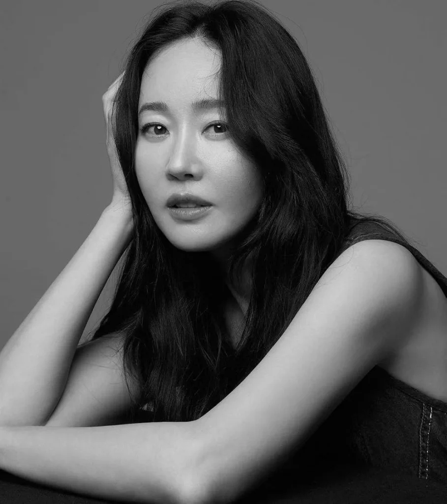Uhm Ji-won - Biography