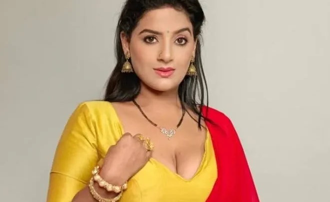 Ayushi Bowmick Biography: Net Worth, Height, Age, Boyfriend, Movies, Parents