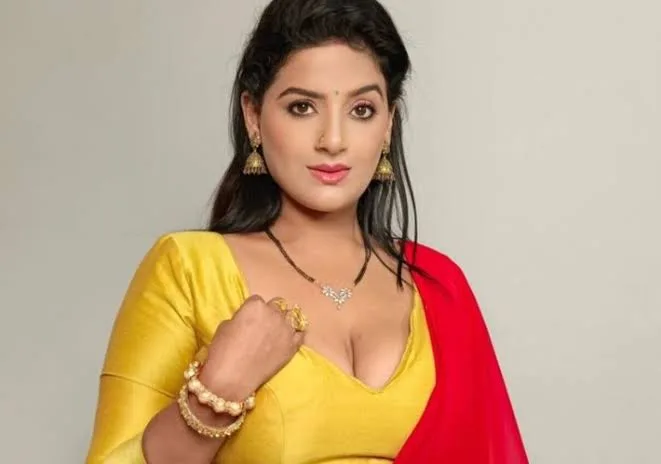 Ayushi Bowmick Biography: Net Worth, Height, Age, Boyfriend, Movies, Parents