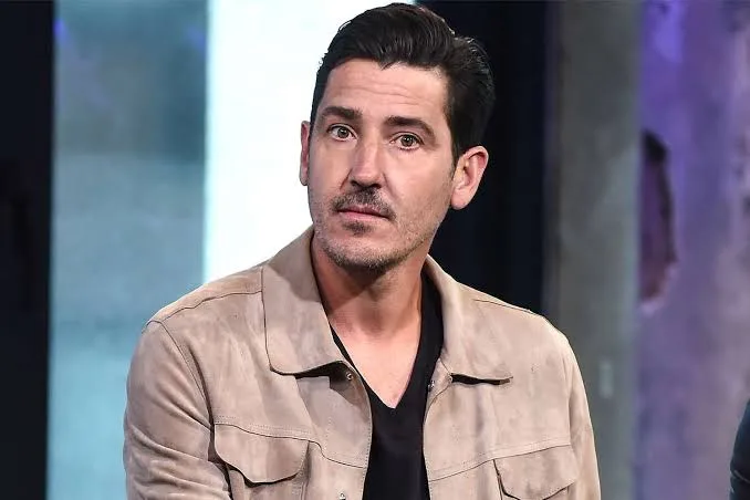 Jonathan Knight - Biography