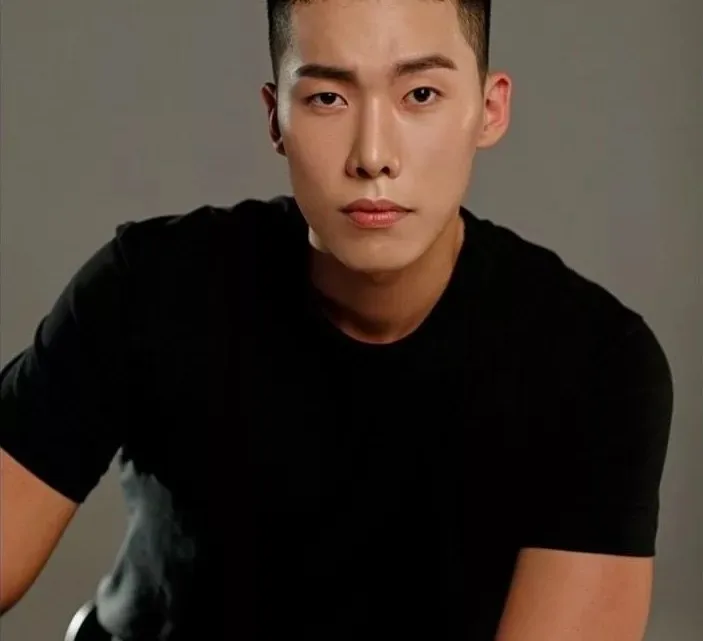 Hwang Seong-bin Biography: Age, Height, Net Worth, Parents, Movies & TV Shows, Girlfriend