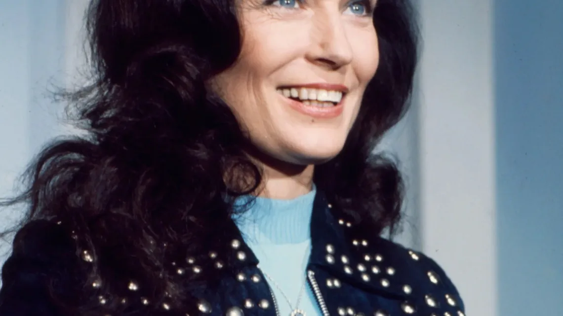 Loretta Lynn Biography: Age, Husband, Kids, Height, Net Worth, Parents, Songs & Albums, Death