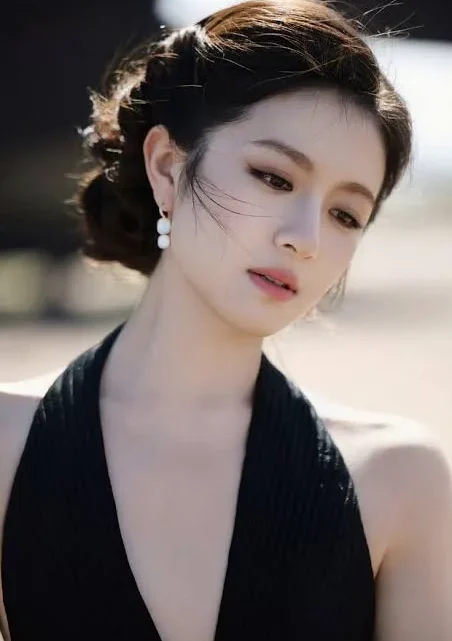Landy Li Biography: Net Worth, Height, Ethnicity, Age, Parents, Songs, Boyfriend, Movies
