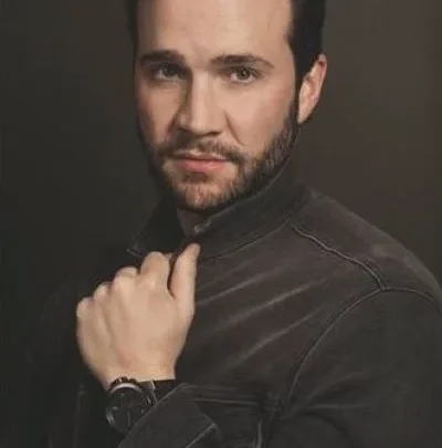 Gil McKinney Biography: Net Worth, Wife, Awards, Children, Ethnicity, Parents, Age, Movies
