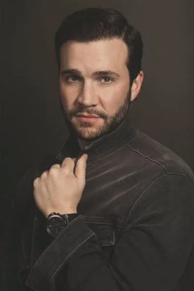 Gil McKinney Biography: Net Worth, Wife, Awards, Children, Ethnicity, Parents, Age, Movies
