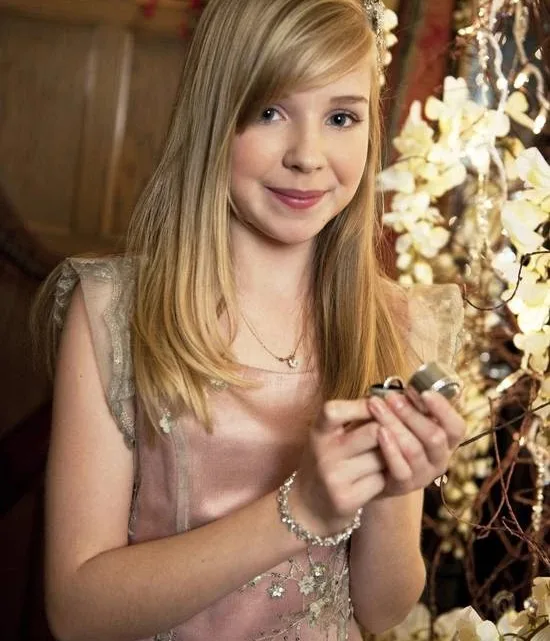 Hannah Endicott-Douglas Biography: Age, Parents, Net Worth, Height, Movies & TV Shows, Siblings, Awards