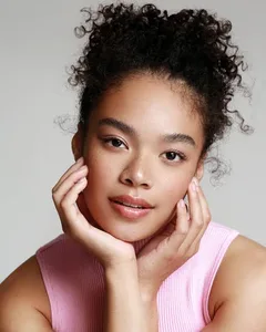 Oriana Siphanoum - Biography