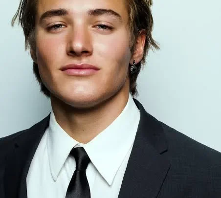 Mitchell Hoog Biography: Net Worth, Height, Awards, Parents, Movies, Age, Girlfriend