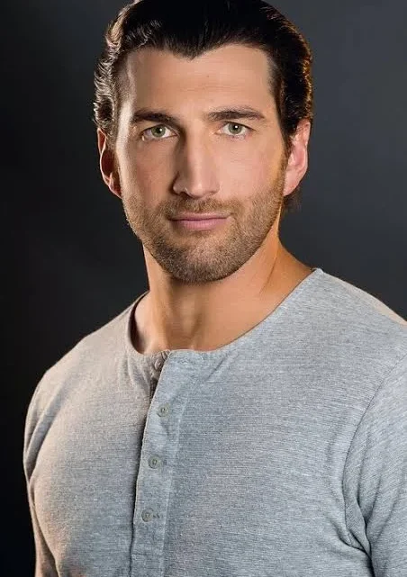 Clayton Snyder Biography: Ethnicity, Age, Net Worth, Wife, Movies, Parents, Height
