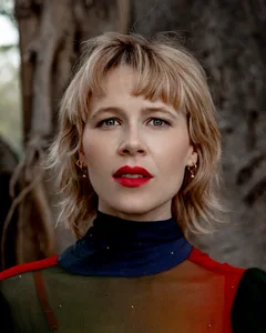 Anna McGahan - Biography