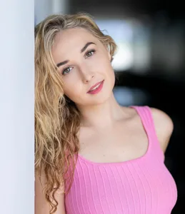 Dannielle Woodward - Biography