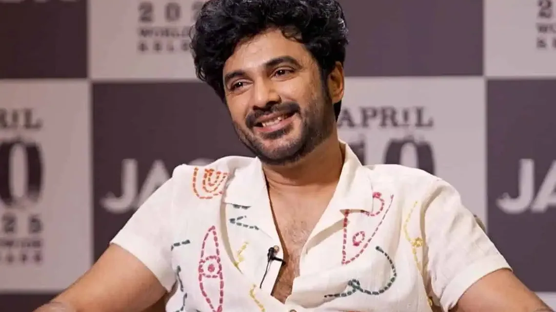 Sidhu Jonnalagadda Biography: Age, Height, Net Worth, Parents, Wife, Movies & TV Shows, Siblings