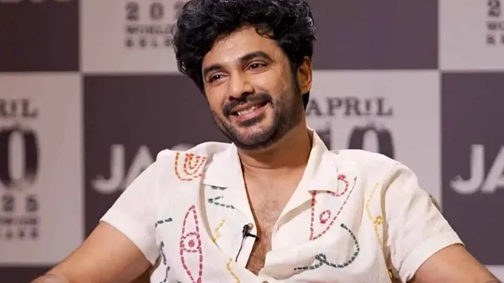 Sidhu Jonnalagadda Biography: Age, Height, Net Worth, Parents, Wife, Movies & TV Shows, Siblings
