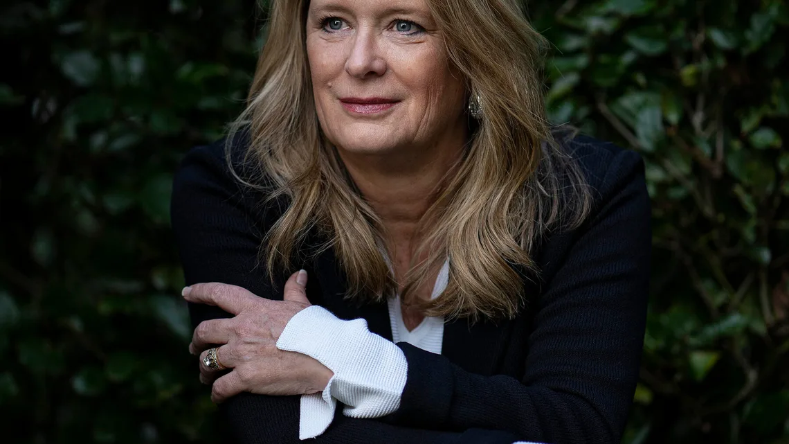 Kristin Hannah Bio: Net Worth, Age, Novels, Husband, Awards, Parents, Height