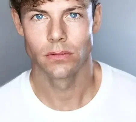 Lachlan Buchanan Biography: Ethnicity, Awards, Net Worth, Age, Movies, Girlfriend, Height, Parents