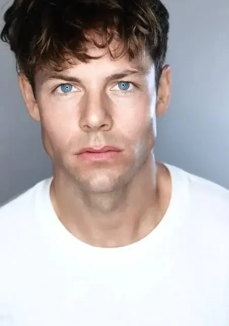 Lachlan Buchanan Biography: Ethnicity, Awards, Net Worth, Age, Movies, Girlfriend, Height, Parents