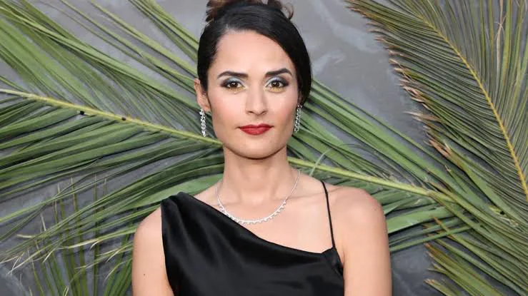 Stephanie Nogueras - Biography