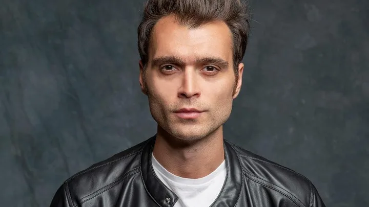 Hakan Kurtaş Biography: Partner, Age, Height, Net Worth, Parents, Siblings, Movies & TV Shows