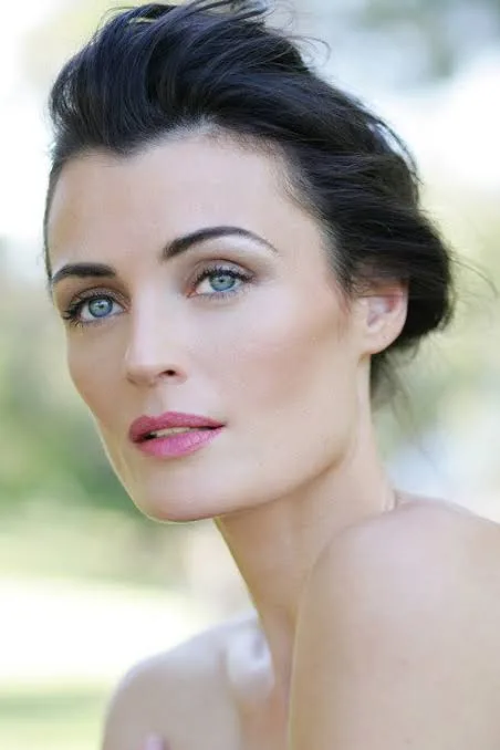 Lyne Renée - Biography
