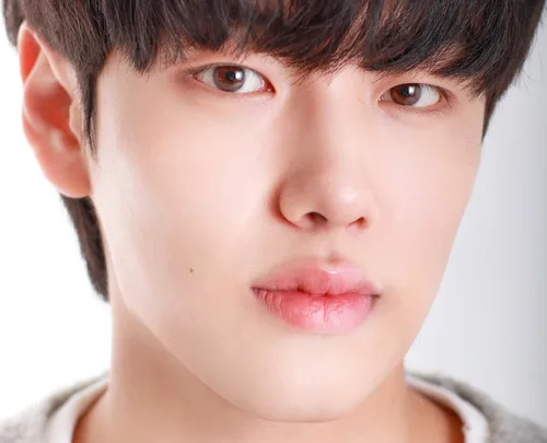 Yoon Hyun-Soo Biography: Age, Height, Net Worth, Girlfriend, Parents, Education, Movies & TV Shows