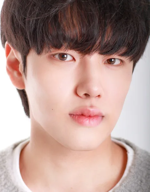 Yoon Hyun-Soo Biography: Age, Height, Net Worth, Girlfriend, Parents, Education, Movies & TV Shows