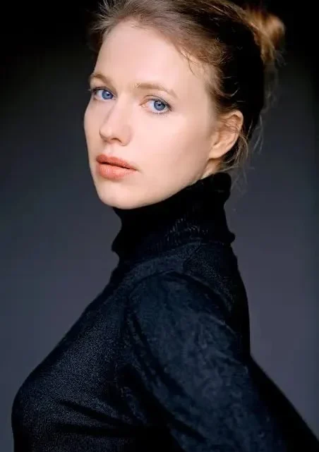 Anna Brüggemann Biography: Husband, Net Worth, Height, Age, Books, Ethnicity, Parents, Movies
