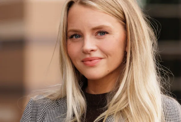 Hetti Bywater Biography: Age, Parents, Net Worth, TV Shows, Height, Movies, Health, Spouse
