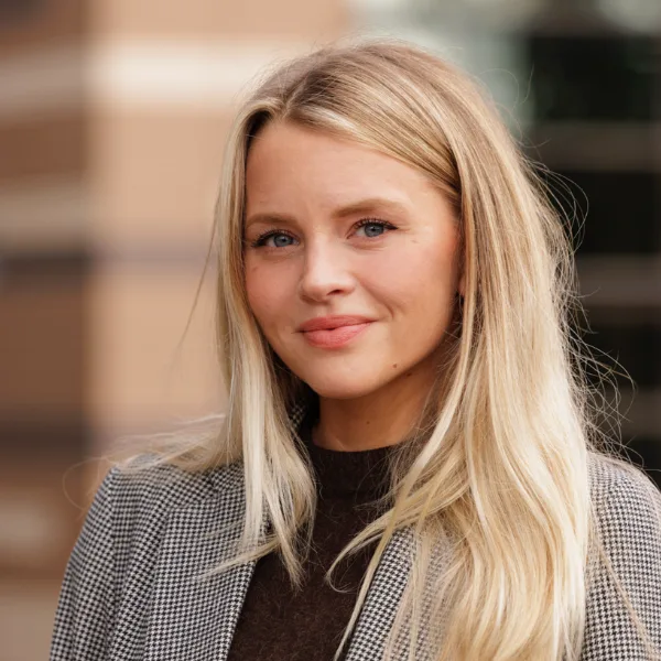 Hetti Bywater Biography: Age, Parents, Net Worth, TV Shows, Height, Movies, Health, Spouse