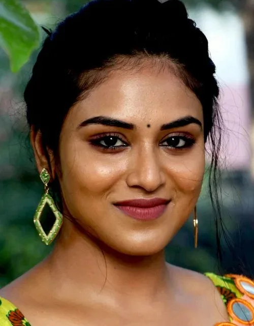 Indhuja Ravichandran Biography: Age, Height, Net Worth, Parents, Movies, Boyfriend, Partner