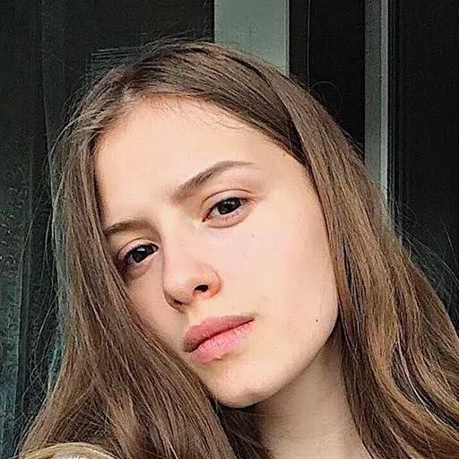 Alina Kukushkina - Biography