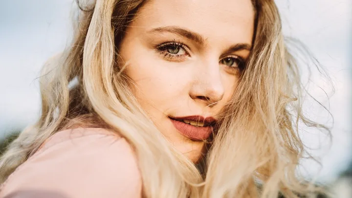 Vanessa Aleksander Biography: Age, Net Worth, Parents, Brother, Movies & TV Shows, Spouse