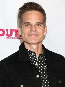 Greg Rikaart - Biography