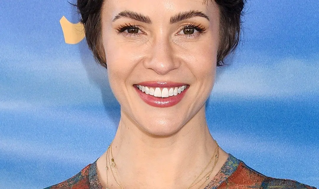 Linsey Godfrey Biography: Age, Height, Net Worth, Parents, Daughter, Ex, Movies & TV Shows