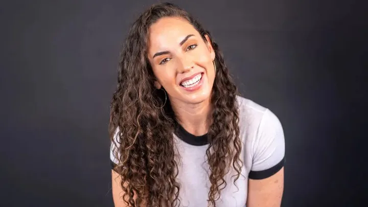 Caitlin Peluffo Biography: Height, Net Worth, Career, Parents, Fiancé, Age, Comedy, Podcast, YouTube