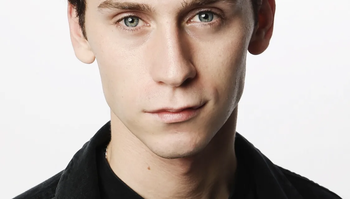 Oskar Belton Biography: Age, Height, Net Worth, Parents, Twin Brother, Girlfriend, Movies & TV Shows