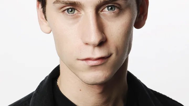 Oskar Belton Biography: Age, Height, Net Worth, Parents, Twin Brother, Girlfriend, Movies & TV Shows