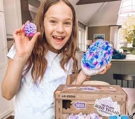 Addy Maxwell Biography: Age, Net Worth, Siblings, Religion, Birthday, Height, YouTube, Father, Pictures
