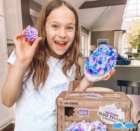 Addy Maxwell Biography: Age, Net Worth, Siblings, Religion, Birthday, Height, YouTube, Father, Pictures