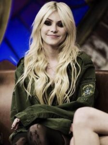 Sloane Momsen - Biography