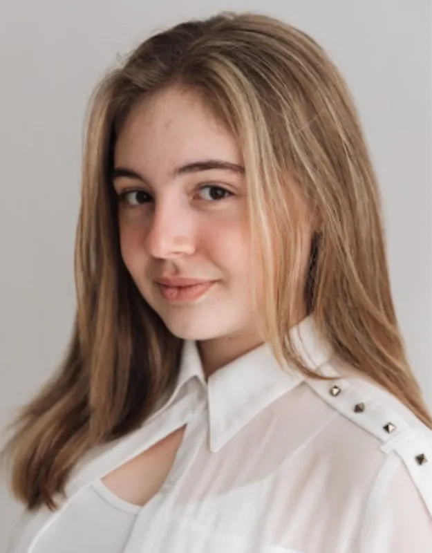 Júlia Dezotti - Biography
